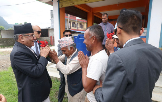 गाउँ पुगे प्रधानमन्त्री